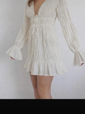 Moa Mattson x NAKD vit klänning  - Moa Mattson x NAKD vit klänning, perfekt till student och sommaren. Storlek 34 men passar även 36