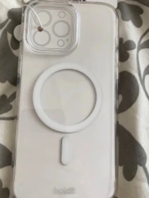 Transparent magsafe skal iPhone 15 Pro Max - Snyggt transparent mobilskal från holdit till iPhone 15 Pro Max. Skalets material är tålig plast och det har en vit magsafe-ring på baksidan för enkel laddning och tillbehör. Aldrig använt💞