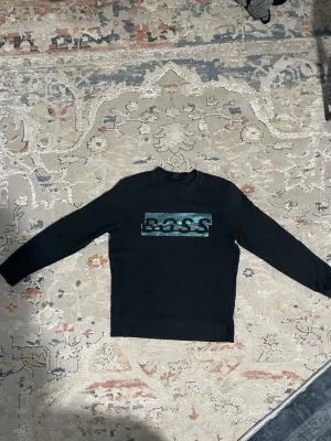 Hugo Boss Tröja  - Tja, säljer min hugo boss tröja den är på god stick inga hål eller konstigheter i den. Den är storlek S som jag tror att det är på Man storlek, gärna hör av er vid intresse och flera bilder på den!