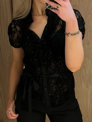 Spets topp - Jättegullig topp i spets med lite paljetter. Toppen har ett skärp man knyter i midjan💕