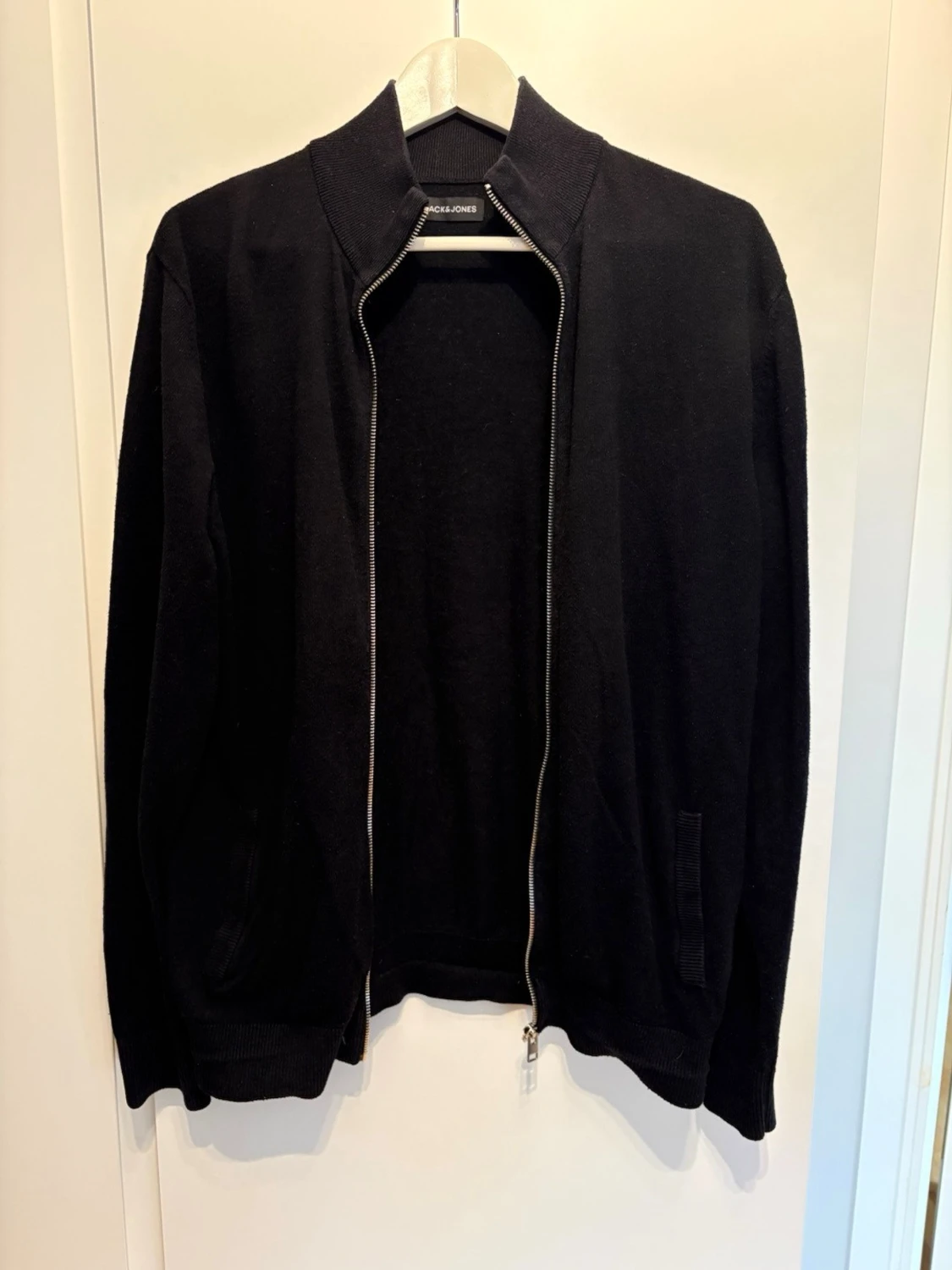 Svart ziptröja från Jack & Jones - 1