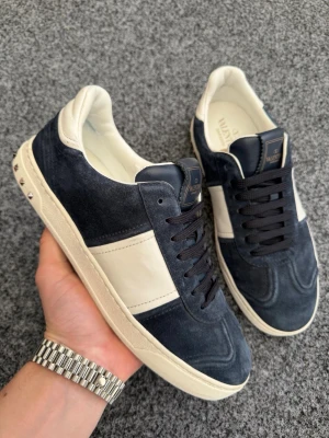 Valentino flycrew (helt nya)  - Säljer dessa sjukt feta flycrews! Här har du marknadens absolut mest eftertraktade och fetaste sko! Dem är helt nya använda 2 dagar! Sjukt feta, slutat tillverkas så de är riktigt sälsynta, speciellt i nyskick! Size 40 sitter true to size, kan även passa 40,5-41, innersula 26,5cm. Hör av dig vid minsta fundering 🤩📦