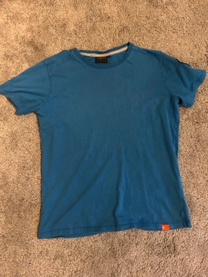 Sailracing t shirt - Blå sailracing t shirt, den är nästan helt oanvänd och såklart äkta. pris kan diskuteras 👌💯(köpare står för frakt)