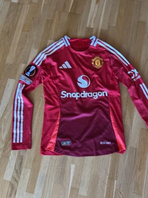 Manchester United 24/25 | Rashford - Säljer en Manchester United home kit & det är en match ställ utan inte en fan ställ. Tröjan har Europa League fonten och tryck vid armarna. Storlek S men passar lite mindre som XS. Lite sliten på snapdragon trycket därav billigare pris. Pris kan diskuteras