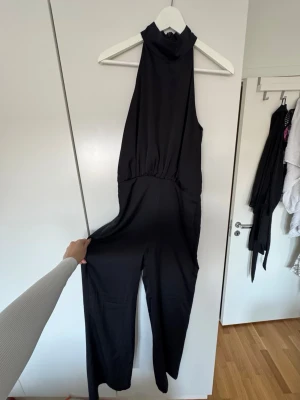 Jumpsuit - Supersnygg jumpsuit ifrån visual clothing project, använd fåtal gånger och är i bra skick 🌸