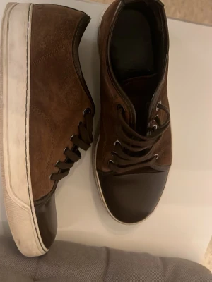 Lanvin skor - Bruna lanvins i storlek 42 men passar mest som 43. Box följer med och pris kan diskuteras.
