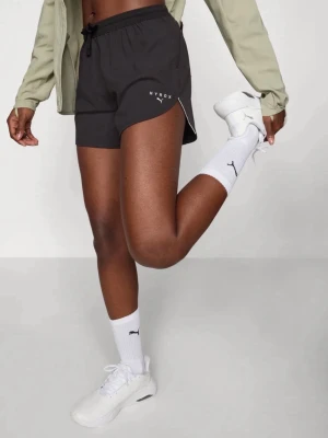 Svarta HYROX träningsshorts - Säljer ett par svarta träningsshorts från Puma med vit logga på sidan. Shortsen har en sportig design med dragsko i midjan och slits på sidorna för extra rörelsefrihet. Perfekta för gym eller löpning.