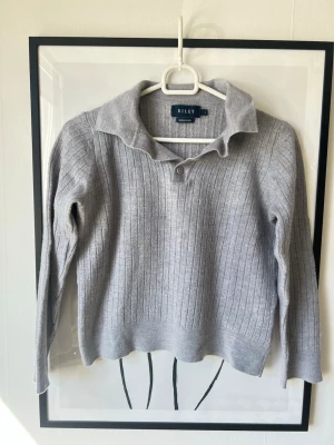 Stickad tröja - Riley - Ljusgrå stickad tröja i 100% merino ull från Riley. Storlek S men passar snarare en XS / XXS. I mycket fint skick, köpt second hand men aldrig använt själv pga för liten storlek 🌸