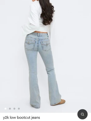 Y2K bootcut jeans i ljusblå denim - Använda fåtal gånger ser helt nya ut, ljus blå