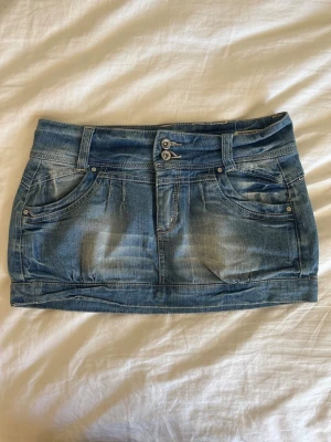 Blå jeanskjol - Snygg blå jeanskjol, perfekt nu till sommaren💕 Midjemått: 37 cm