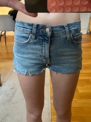 Jeans shorts - super sköna stretchiga jeans shorts från ginatricot.                             Midjemått:32