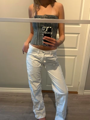 Vita baggy low waist jeans - Säljer dessa svin snygga byxor! Har ALDRIG använt och anledningen varför jag säljer är för att dem var lite för stora och jag hann inte skicka tillbaka!