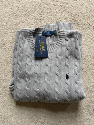 Grå stickad tröja - Helt oanvänd pris kan diskuteras, unisex fråga för fler bilder eller mått