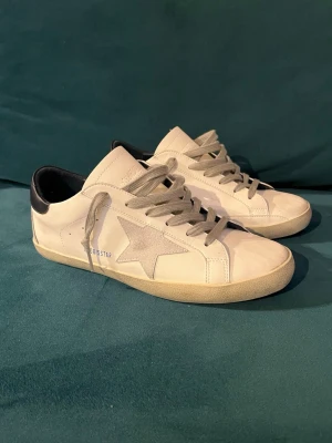 Golden Goose skor - 🛑Vita Golden Goose skor i läder.🛑Storlek 42 i bra skick🛑Hör av dig vid funderingar!!!
