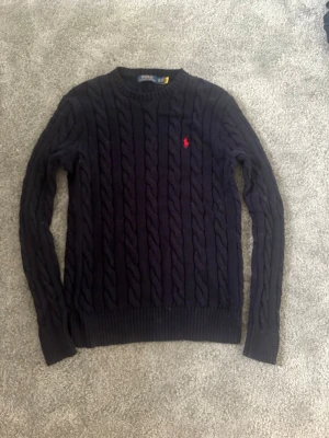 POLO RALPH LAUREN - Säljer den här stickade tröjan från RALPH LAUREN i storlek XS men passar även S. Skriv gärna för fler bilder och vid eventuella frågor.