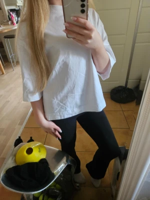 Vit oversized t-shirt i bomull - En enkel och stilren vit t-shirt från Gina Tricot, Elevated Basics-kollektionen. T-shirten har korta ärmar och en klassisk rund halsringning. Endast använd en gång och därför i mycket bra skick. 💓