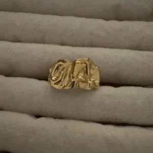 Chunky guldpläterad statementring - Cool statementring i guldpläterad med organisk, skulpterad form. Ringen har en unik och modern design som sticker ut och passar perfekt för dig som gillar trendiga accessoarer.