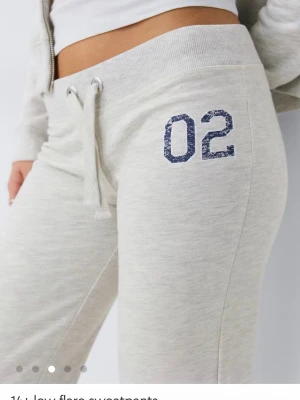Gina tricot 14+ low flare sweatpants grey - Oanvända och ennptesent med utgånget kvitto så ej möjlighet att lämna tillbaka. Samma pris plus frakt betalas av köparen. Storlek Medium Tall OBS! 14+ från Gina Tricot