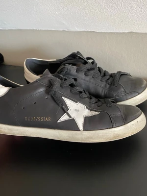 Svarta Golden Goose sneakers med stjärna - Säljer nu mina gamla golden goose skor för de är för små. Priset går att diskutera skicka gärna bud