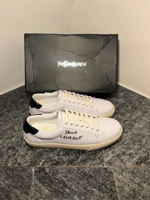 Saint Laurent skor - Vita Saint Laurent skor. Helt nya! Kom privat för flera frågor!