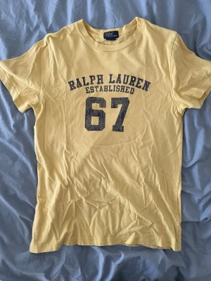 Vintage ralph lauren tshirt - Säljer denna vintage ralph lauren t shirt. Väldigt najs färg och passform. Storlek L men passar som S/M, köpt på plick ett år sedan men har aldrig använt den. Hör av er vid funderingar!