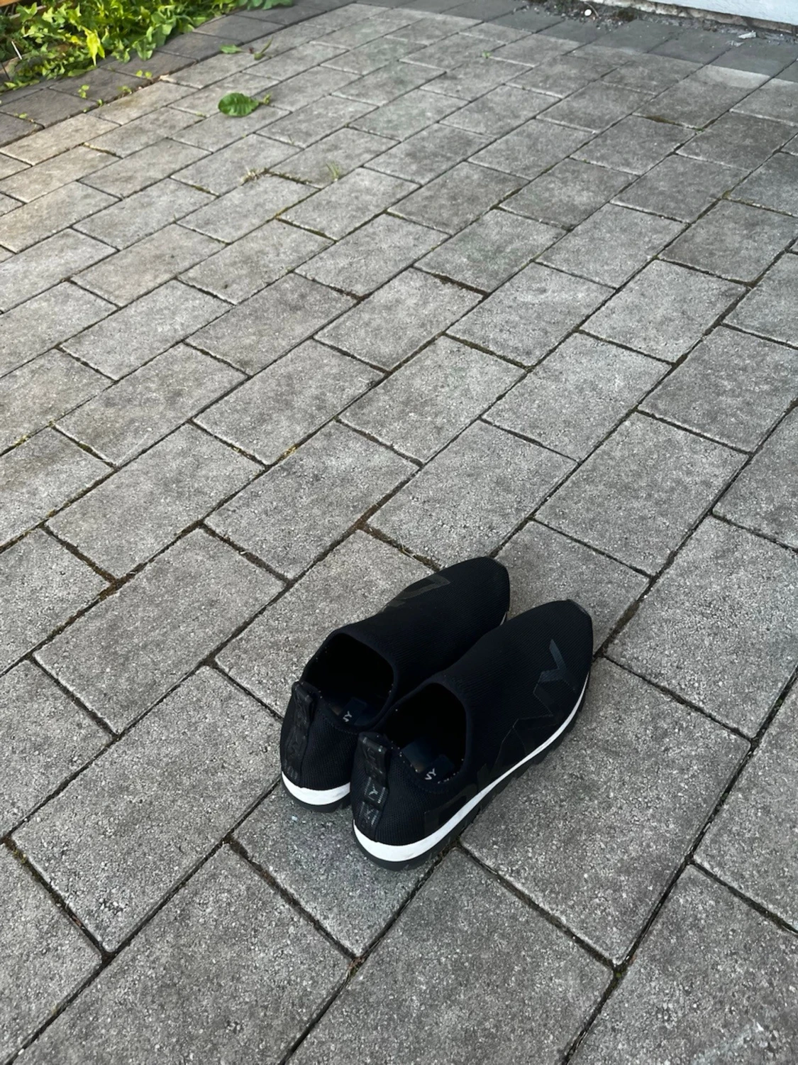Svarta slip-on sneakers från DKNY - 2