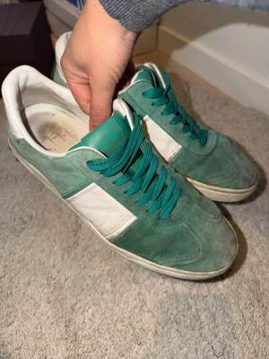 Valentino Flycrews  - Jag säljer ett par feta valentino Flycrews i en unik färg som inte så många har. Börjar bli perfekt med färgen inför sommaren och otroligt sköna att ha. Dem är lite slitna på sulan men har absolut inte något hål eller liknande. Extra nitar till skorna kommer även med. Allt og kommer också med och har även äkthetsbevis
