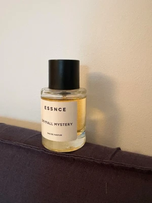 ESSNCE Skyfall Mystery parfym - ESSNCE Skyfall Mystery Eau de Parfum. Unik doft med både djup och lätthet. Mängd enligt bild. 