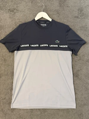 Lacoste tshirt - Lacoste tröja I storlek S. Skick 10/10 HELT NY ENDAST TESTAT
