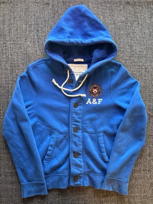 Abercrombie & Fitch cardigan  - Sjukt eftertraktad Abercrombie & Fitch cardigan i blå – sjukt sällsynt, stl M. Fint skick och sitter riktigt bra 🌿  Kan även gå ner lite i pris vid snabb affär ✌️ Skickas inom 24h 📦