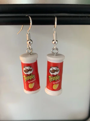 Pringles örhängen, röda - Örhängen, nya. Nickelfria örkrokar😊
