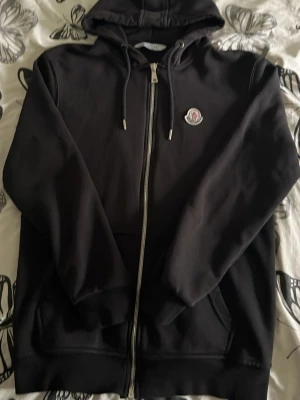 Moncler zip up - Svart moncler zip up knappt använd då den är lite för stor, storleken är M. Inga skador
