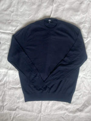 Blå merinoulls tröja från Uniqlo | XL - Snygg marinblå tröja i merinoull från Uniqlo | Skick: Mycket bra, nästan oanvänd | Strl: XL | Hör av dig vid funderingar⁉️ 
