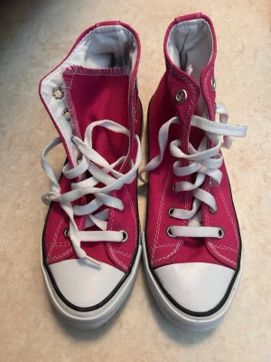 Rosa Converse - Säljer ett par rosa Converse All Star high i storlek 38. Aldrig använda