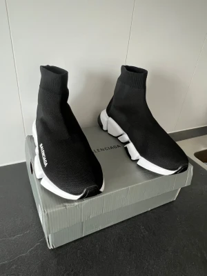 Balenciaga skor - Svarta Balenciaga Speed Trainer sneakers med vit chunky sula och stickad ovandel i strumpliknande design. Helt nya, storlek 42