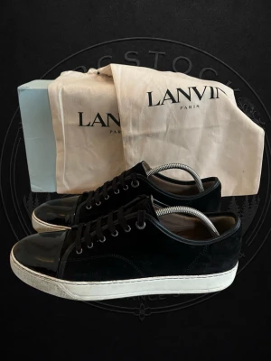 Svarta Lanvins med glans. - Skor och dustbag ingen låda tillkommer