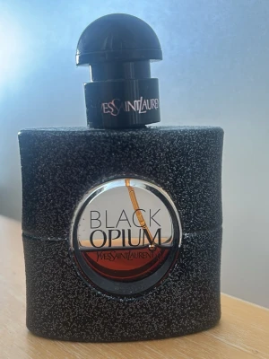 Yves Saint Laurent Black Opium parfym - Ikonisk parfym från Yves Saint Laurent, Black Opium. 🖤Vill mest bli av med den då jag har så många parfymer. Perfekt kvällsdoft. 
