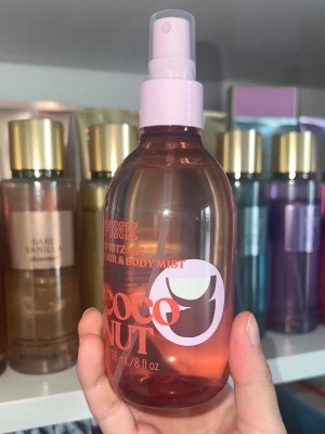 Victorias secret PINK coconut hair and body mist💗 - Victorias secret PINK coconut hair and body mist🥥🌴Doftar kokosnöt💕Fick i present men har så många bodymists så att denna tyvärr inte kommer till användning🫶Har sprayat den ish tre gånger, så knapp använd💗💗