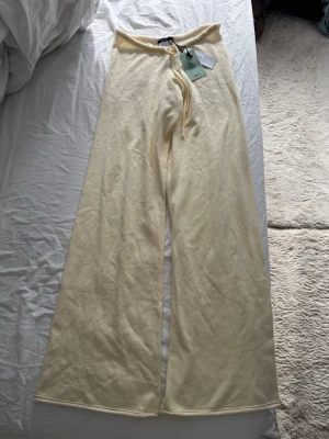 Stickade byxor  - Super sköna stickade byxor från Gina Tricot💛säljer då dom aldrig kommit till användning, cream gula i färgen!! Nytt pris 299
