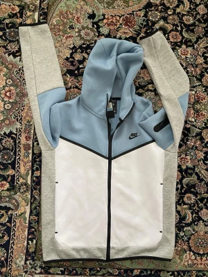 Blå/grå/vit Nike tech Fleece Storlek M men passar som S  - Äkta kofta