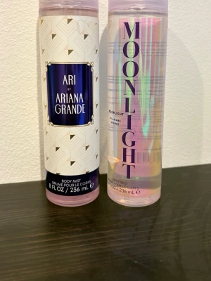 Ariana Grande body mist duo - Säljer Två body mists från Ariana Grande: 'Ari' med vit och blå design samt 'Moonlight' med holografisk flaska. Bara testsprutade med två spray vardera flaska . rymmer 236 ml.  Priset är för båda 