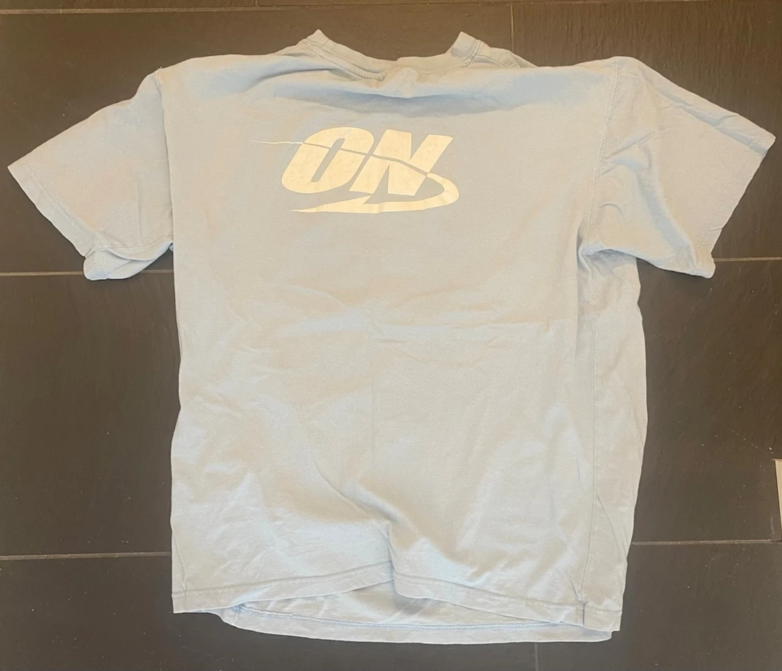 Ljusblå t-shirt med ON-tryck