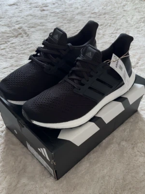Adidas ultraboost  - Helt nya Adidas ultraboost skor 1.0 , säljer för att de inte passar mig. Storlek 43 1/3.