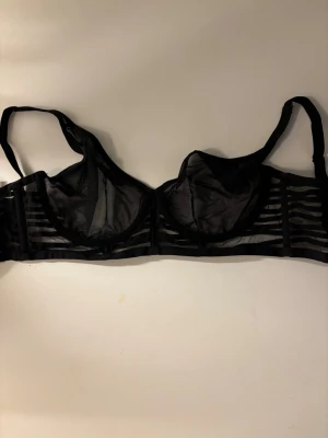 Svart mesh-bh från Victoria secret - BH Pris: 100kr  Storlek: 74D Från Victoria secret Nya 
