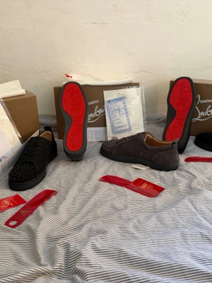 Christian Louboutin - 1800 styck, pris kan diskuteras privat!                        Storlekar 42 passar även 43, alla är nya ej rörda perfekt för dig som vill se snygg ut i sommar 