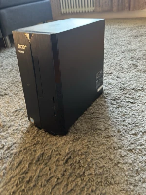 Acer Aspire TC-886 stationär dator - Säljer en svart Acer Aspire TC-886 stationär dator med Intel Pentium Gold G5420 processor, 8GB DDR4 RAM, 256GB SSD och Intel UHD Graphics 610. Datorn har kortläsare, Bluetooth och stöd för trådlöst nätverk. Perfekt för vardagsbruk och studier.