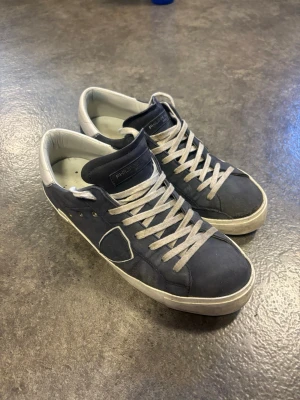 Philippe Model skor  - Phillipe model skor i bra skick. Köpta på phillipe models hemsida så kvitto finns. Skorna har släppt lite framme på toe boxen.