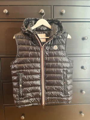 💫Moncler väst💫 - Hej! Säljer nu denna sjukt feta Moncler västen i super fint skick. Storlek 2 = S/M. KVITTO från Merchsweden. Hör av er vid frågor eller funderingar🙌🤩💫🤝