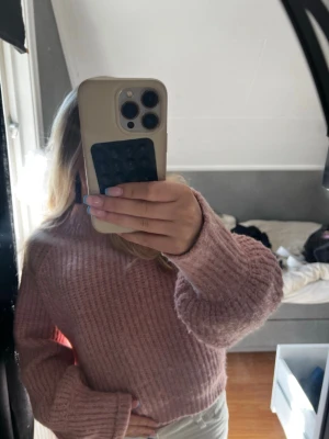 Rosa stickad tröja med ballongärm - Mysig rosa stickad tröja. Jag har vanligt vis Xs/S men även fast det är L så sitter den bra på mig 