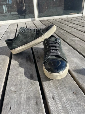 Lanvin  - Säljer nu dessa feta lanvin Cap toe skor! Size Uk 8 vilket motsvarar 42-43, finns en defekt på ena sulan(se bild)inget man märker av! Skorna är i bra skick! Hör av er vid minsta fundering! 